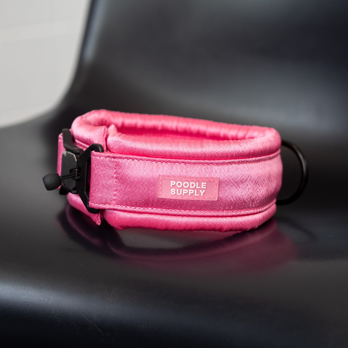 Standard Candy Satin Fluffy Magnetic Collar ® Raspberry Rush